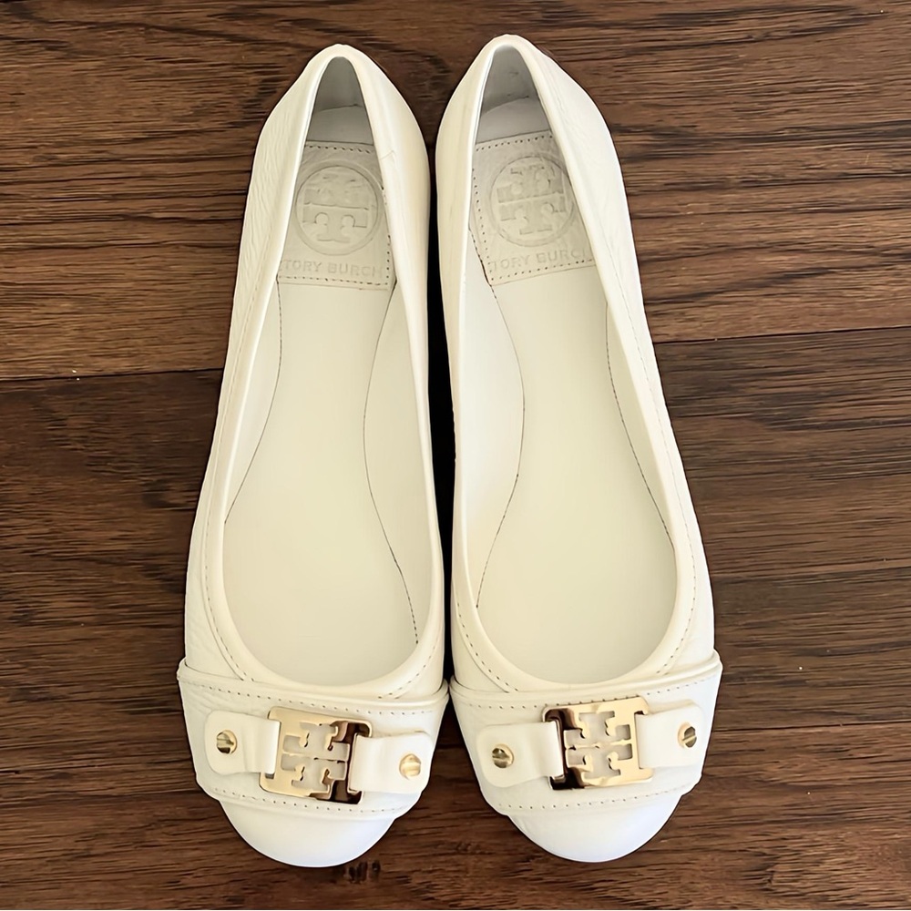 Tory Burch Crème Ballet Flats with Gold Metallic Logo size 6